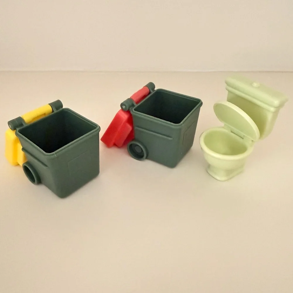 Bluey Family Dunny Toilet & Replacement Garbage Cans for Playsets - Picture 2 of 3